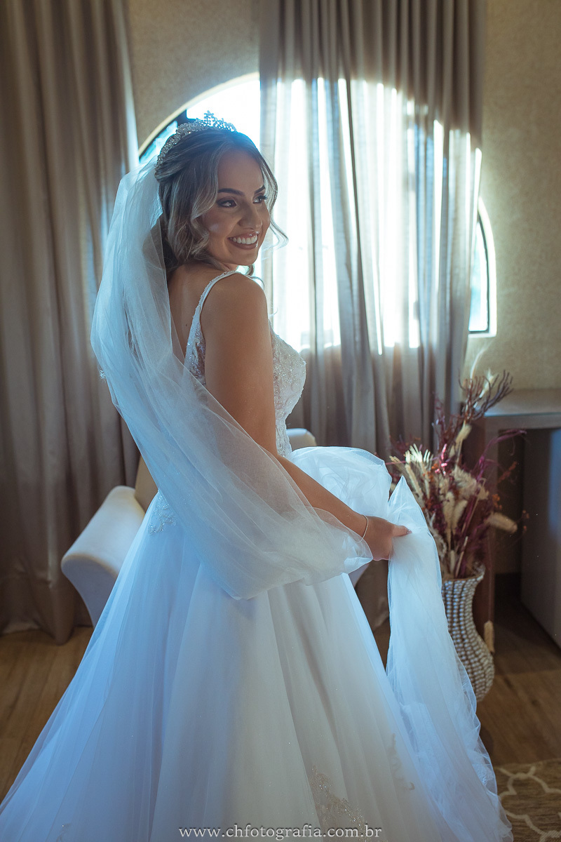 Detalhes do making off da noiva no Castelo dos Vinhais., Making off da noiva sorrindo, noiva sorrindo no making off da noiva