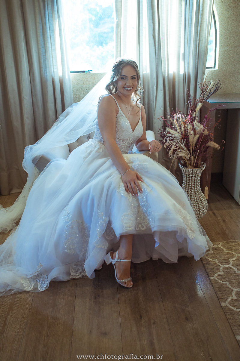 Retrato da noiva sentada, noiva pronta para sair do making off, retrato da noiva 