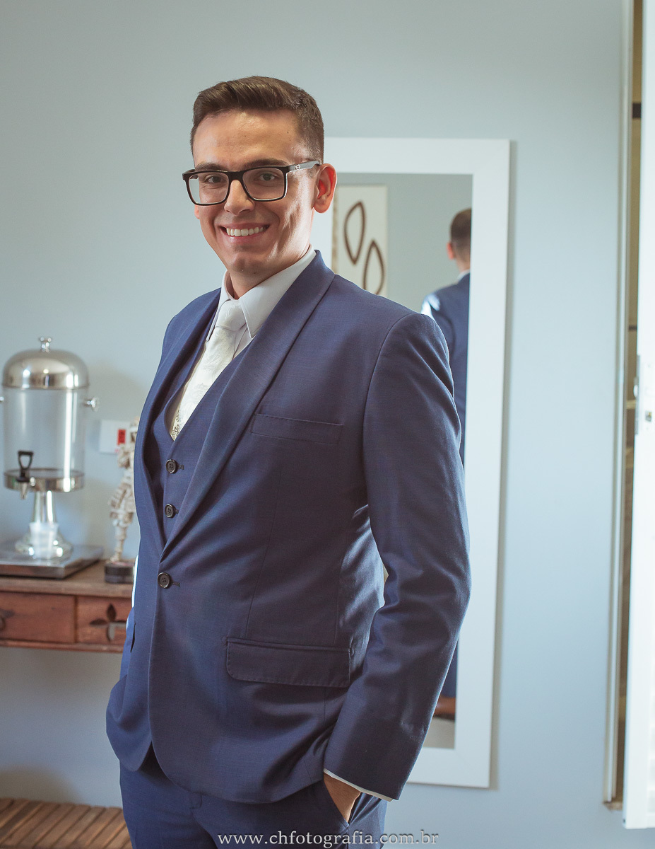 Preparativos do noivo no Castelo dos Vinhais: Making off de Leo.Making off do noivo no Castelo dos Vinhais: Leo pronto para o altar.