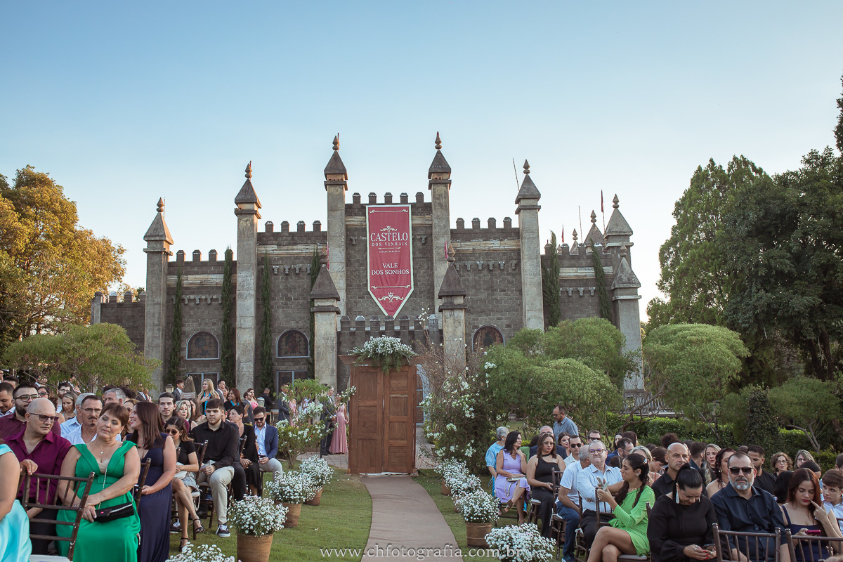 Entrada dos padrinhos no casamento de Alessandra e Leo no Castelo dos Vinhais.