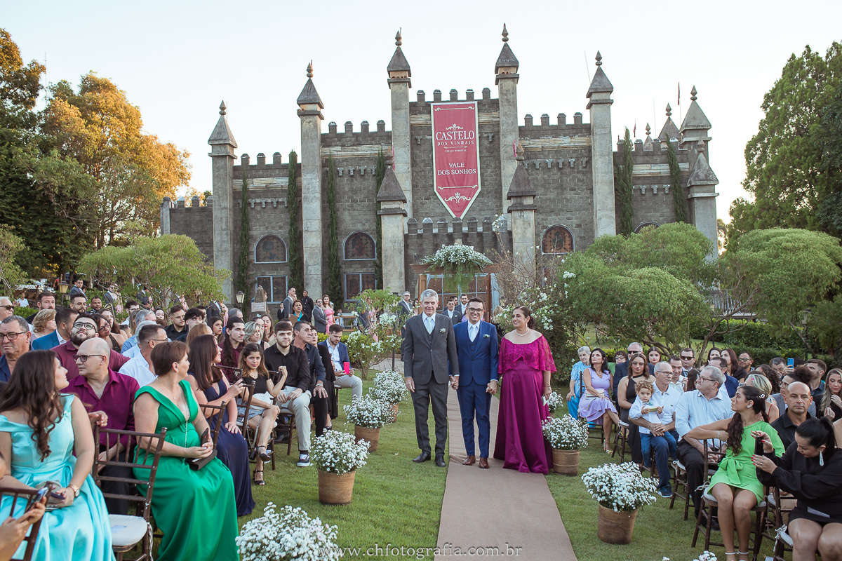 Fotos da entrada dos padrinhos no casamento de Alessandra e Leo.