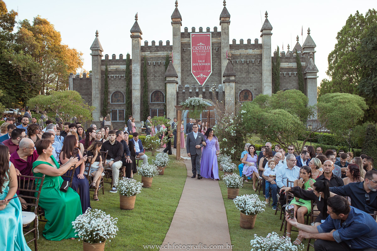 Entrada dos padrinhos no Castelo dos Vinhais: Um desfile de elegância.