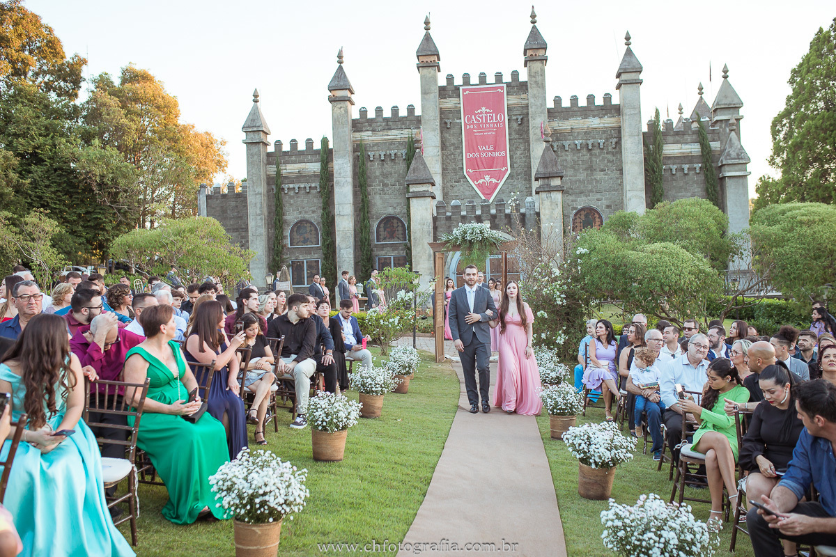 Momentos emocionantes: Entrada dos padrinhos no casamento no Castelo dos Vinhais.
