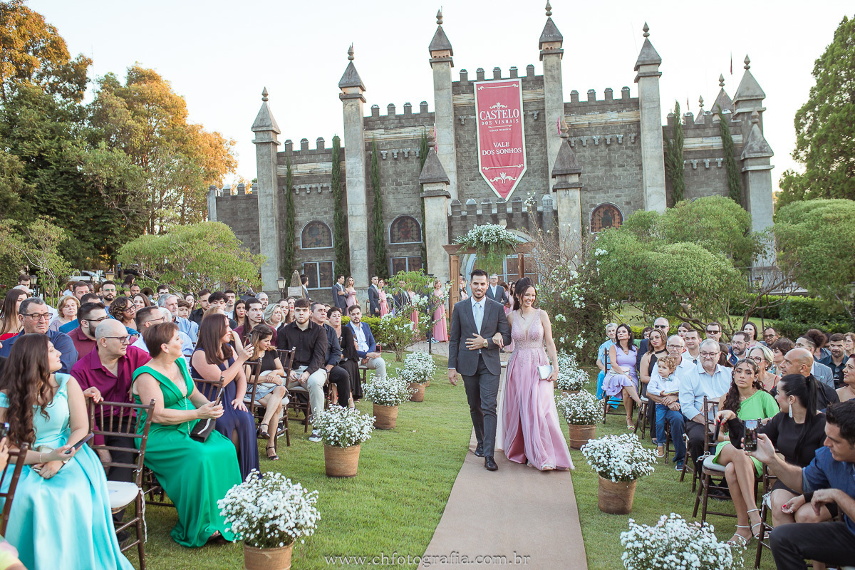 Desfile dos padrinhos no casamento de Alessandra e Leo no Castelo dos Vinhais.