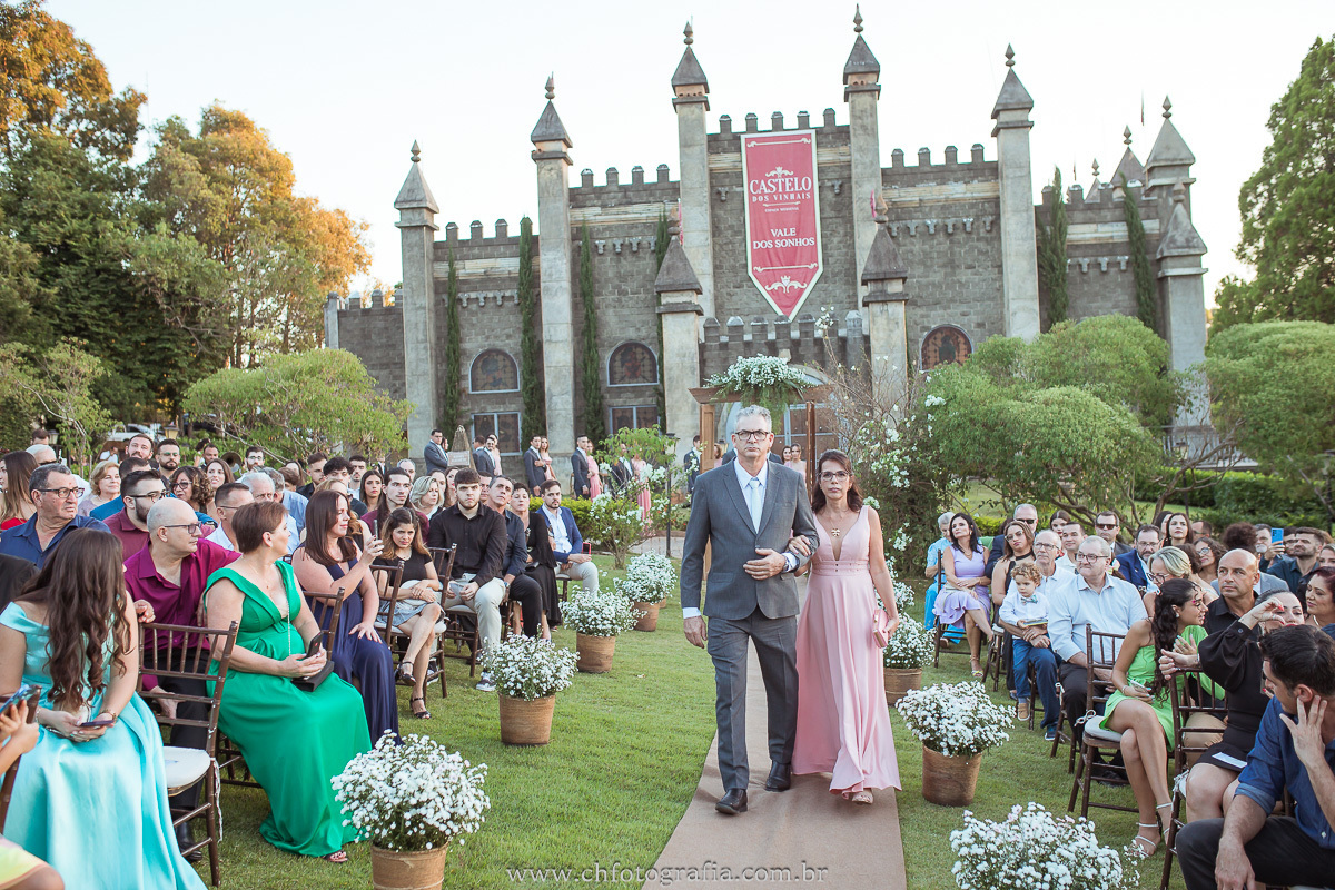 Entrada triunfal dos padrinhos no Castelo dos Vinhais.