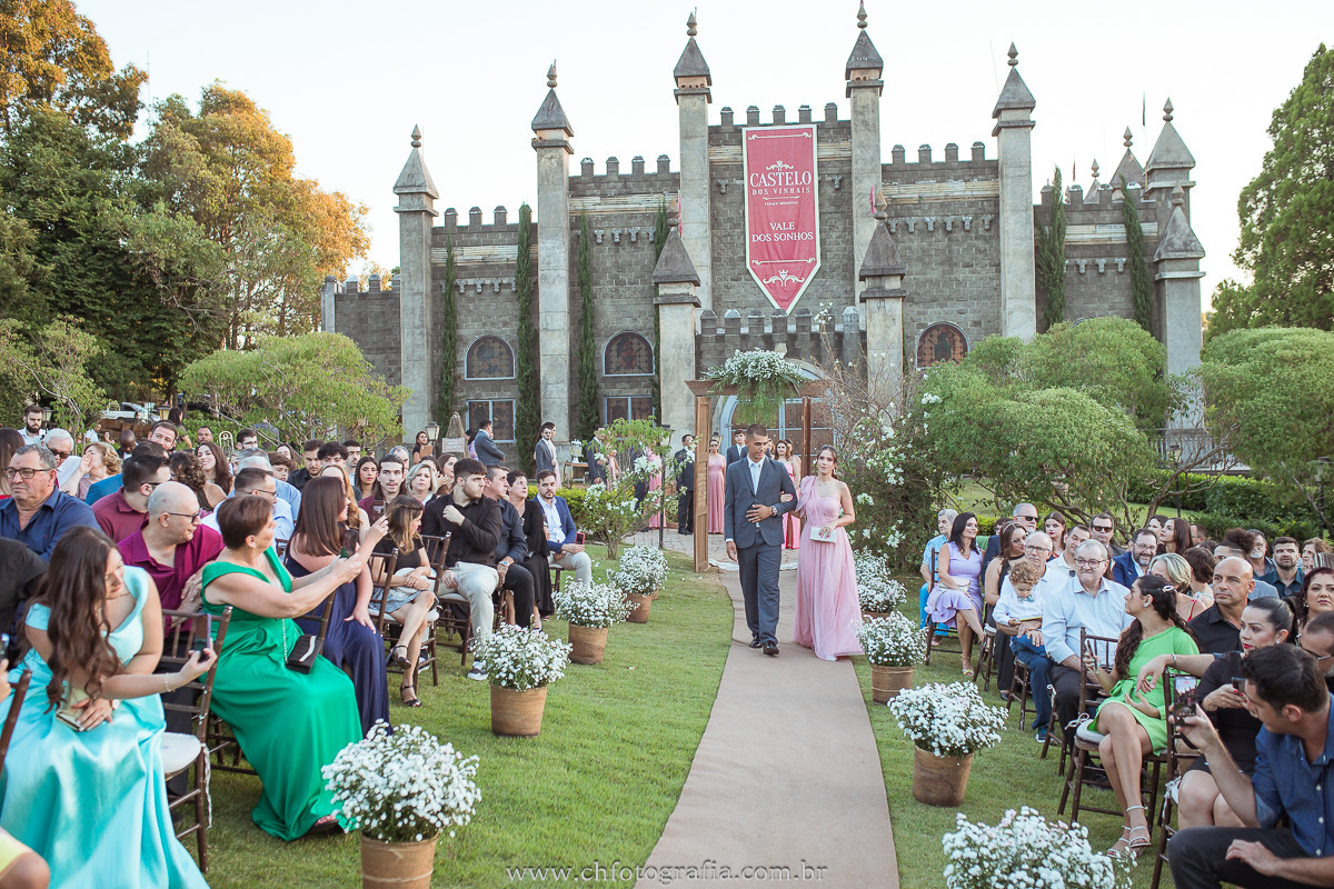 Fotos da entrada dos padrinhos no casamento no Castelo dos Vinhais.