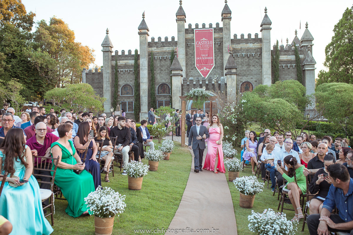 Entrada dos padrinhos no casamento de Alessandra e Leo: Um momento inesquecível.
