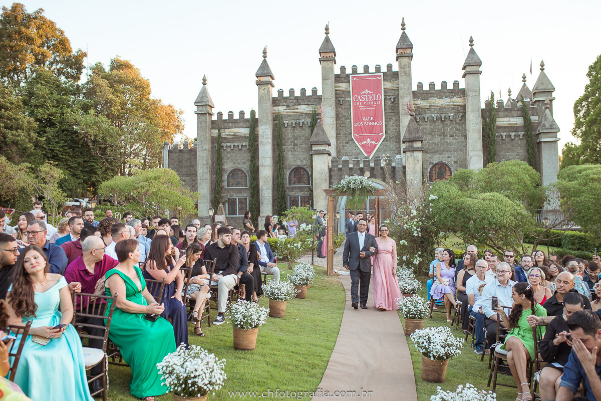 Entrada dos padrinhos no casamento: Momento inesquecível no Castelo dos Vinhais.