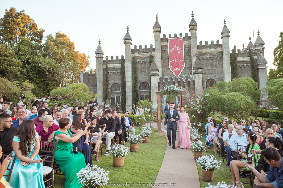 Entrada dos padrinhos no casamento de Alessandra e Leo no Castelo dos Vinhais.