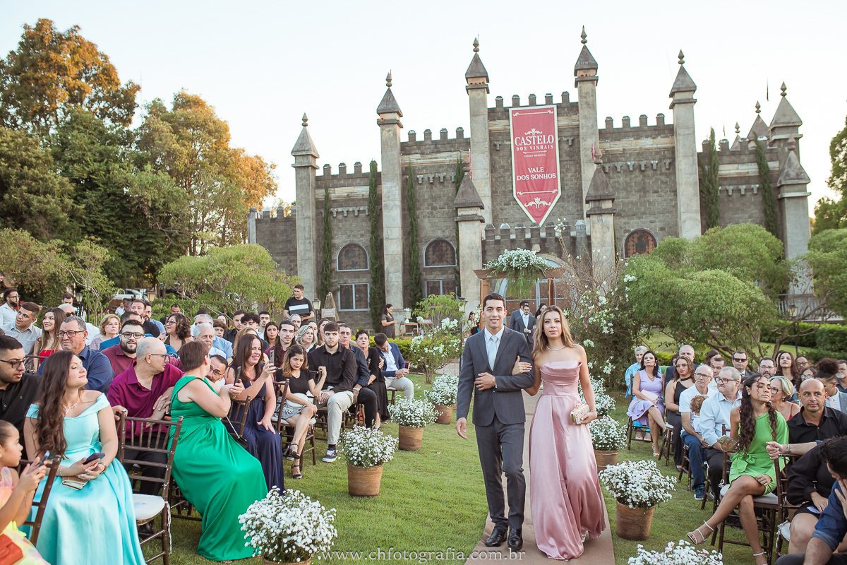 Padrinhos entrando no casamento de Alessandra e Leo no Castelo dos Vinhais.