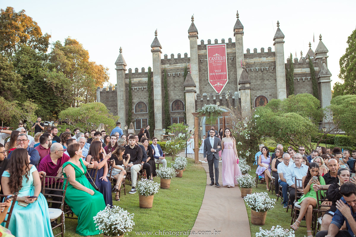 Desfile elegante dos padrinhos no Castelo dos Vinhais.