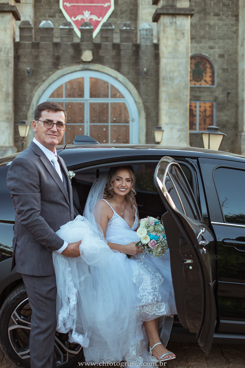 Entrada deslumbrante da noiva Alessandra no casamento no Castelo dos Vinhais.
