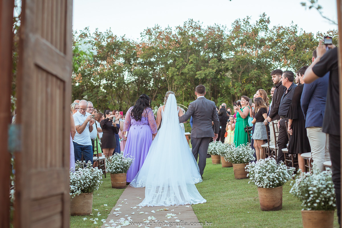 Beleza e emoção: Entrada da noiva no casamento de Alessandra e Leo