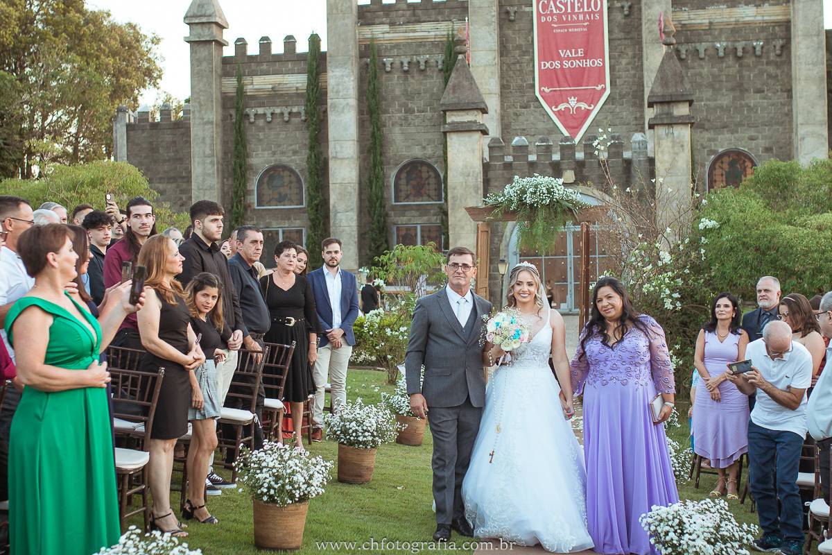 Fotos espetaculares da entrada da noiva no Castelo dos Vinhais.