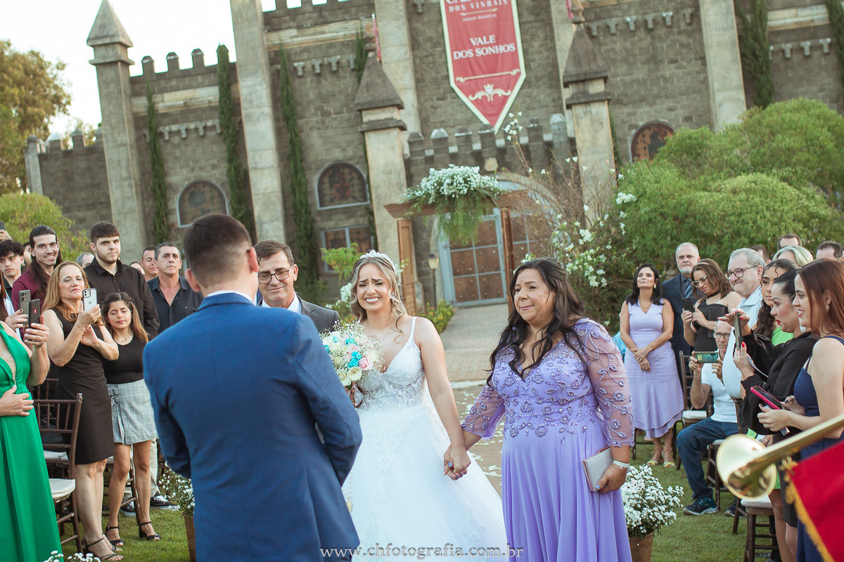 Entrada da noiva no Castelo dos Vinhais: Um momento de pura magia.