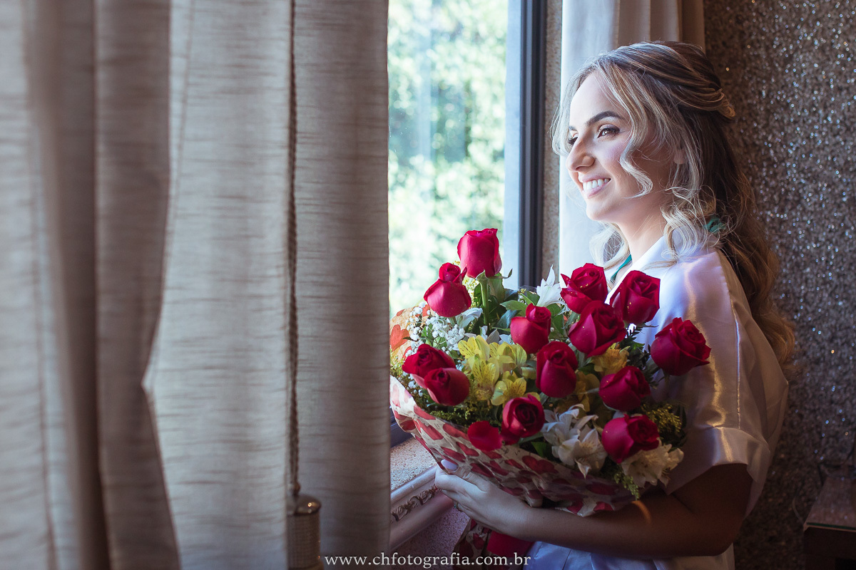 Making off da noiva no Castelo dos Vinhais: Beleza e emoção antes do casamento. Foto da noiva com o buque