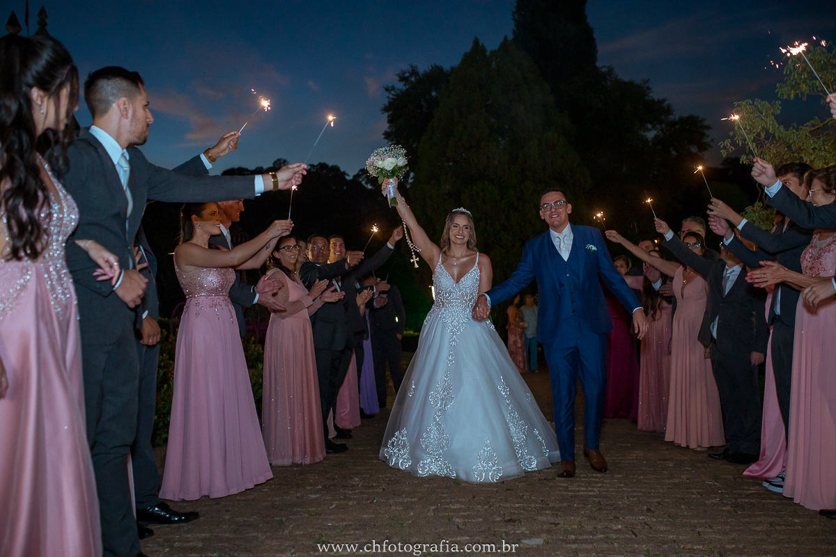 Saída triunfal dos noivos Alessandra e Leo no Castelo dos Vinhais