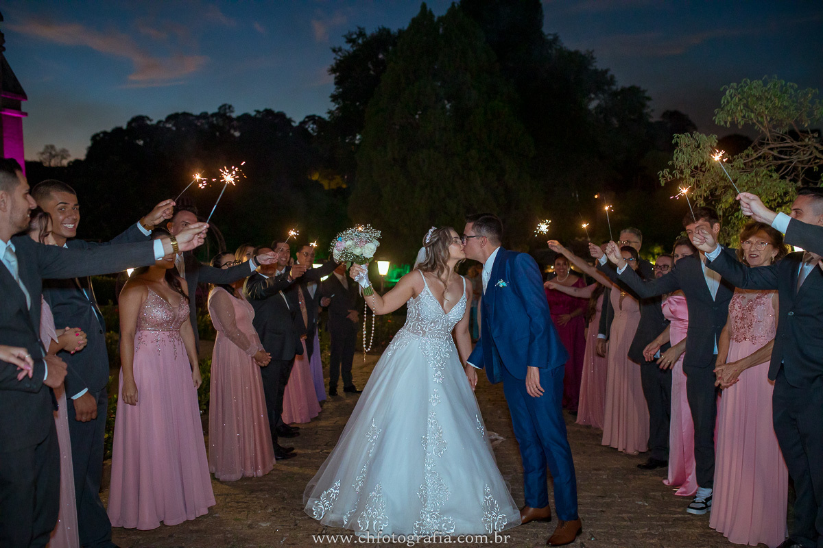 Fotos da saída dos noivos no casamento no Castelo dos Vinhais.