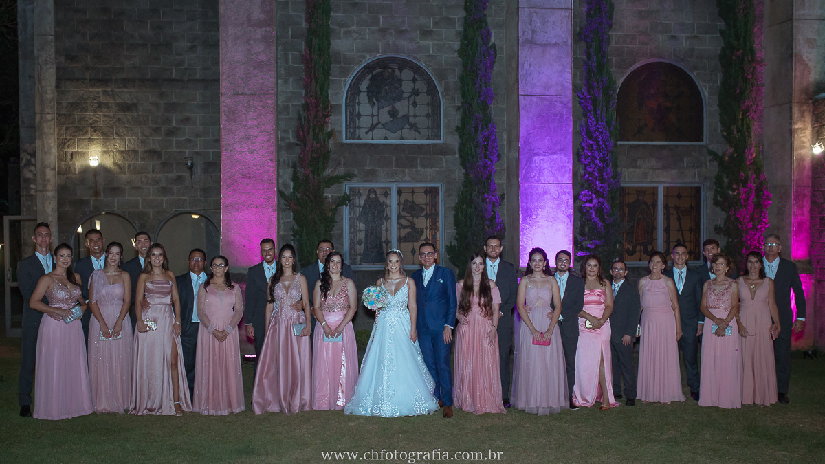 Fotos dos padrinhos de Alessandra e Leo no casamento no Castelo dos Vinhais.