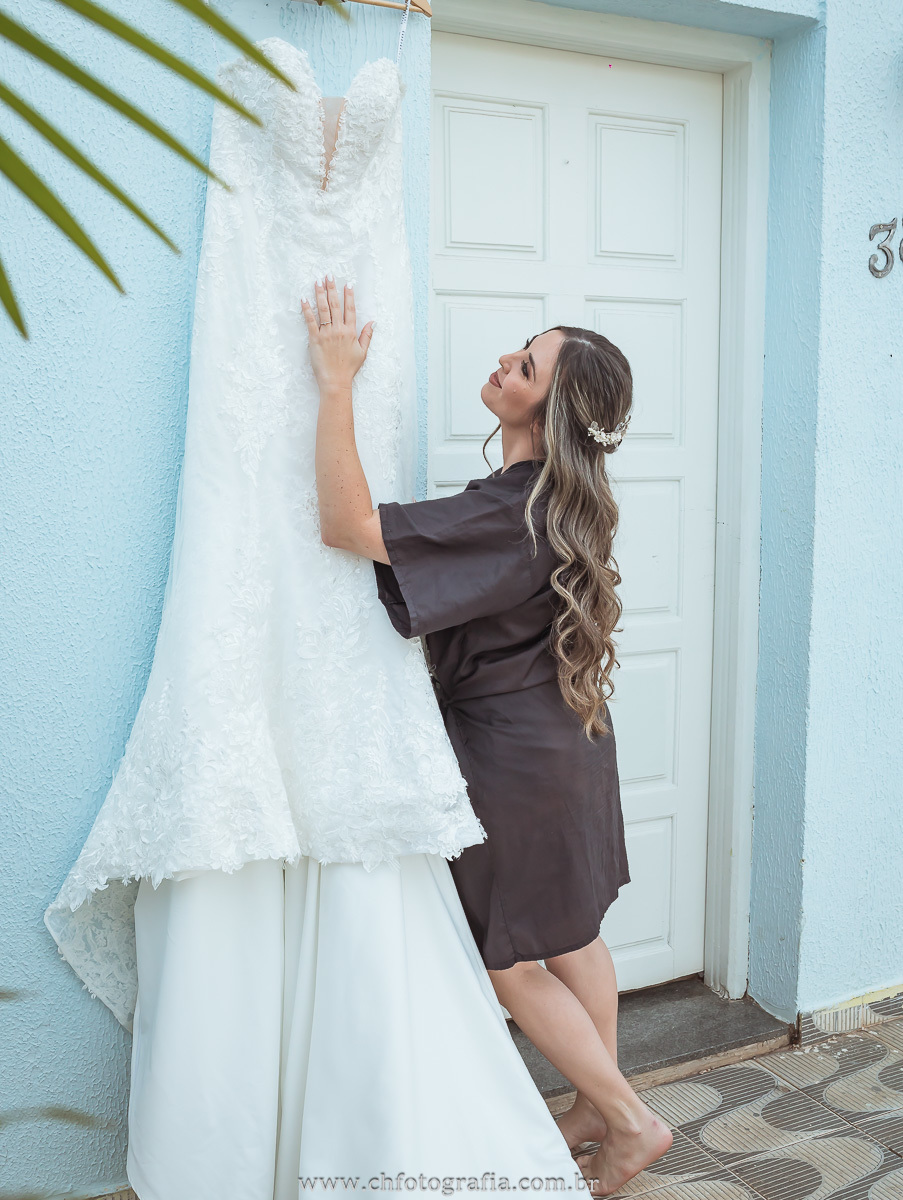 noiva olhando seu vestido