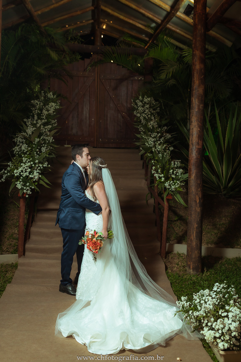 Fotos românticFotografia de noivos com iluminação especialas de casamento