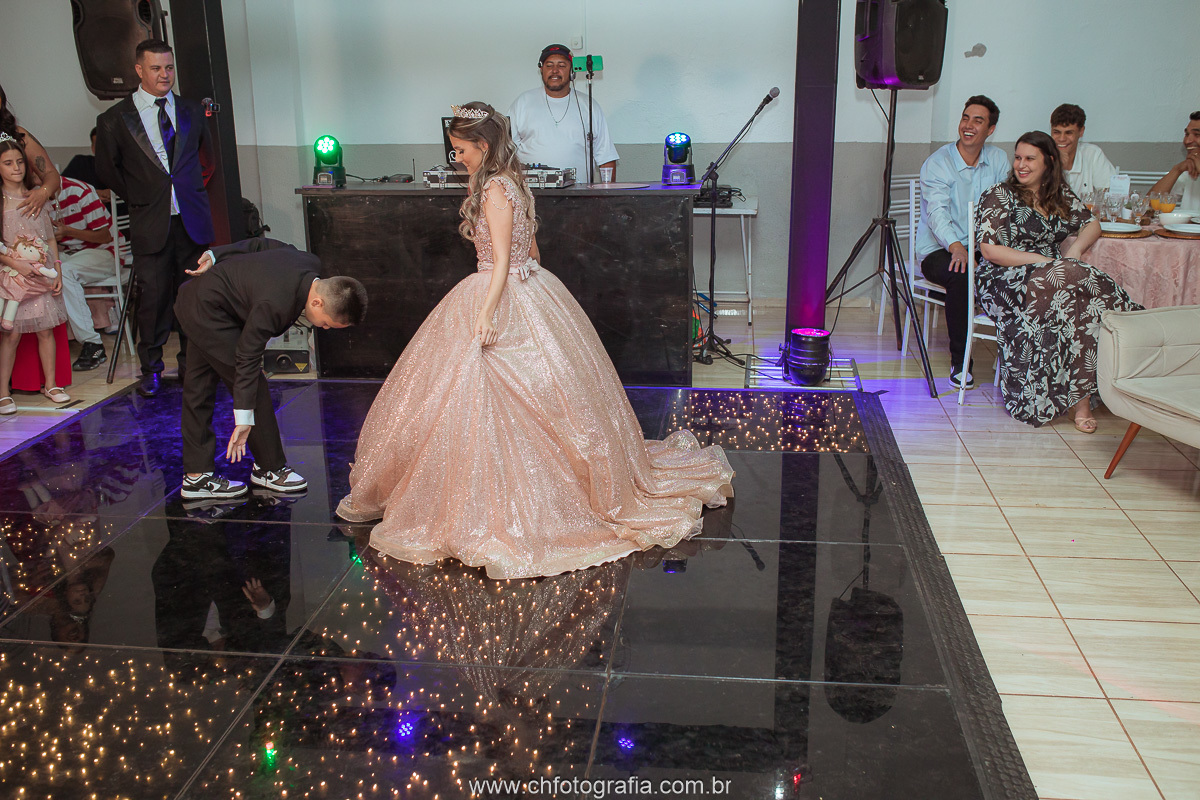 foto da debutante dançando com o príncipe 