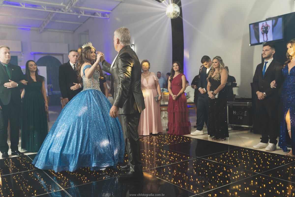 Isabelle dançando valsa com o pai no 101 Hall Eventos – Fotógrafo de 15 anos em Hortolândia