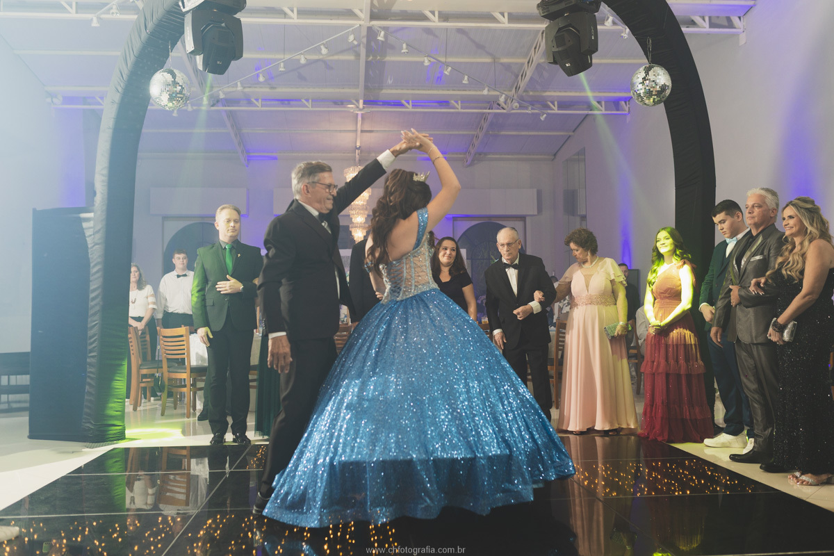 Isabelle dançando valsa com o seu tio no 101 Hall Eventos – Fotógrafo de 15 anos em Hortolândia