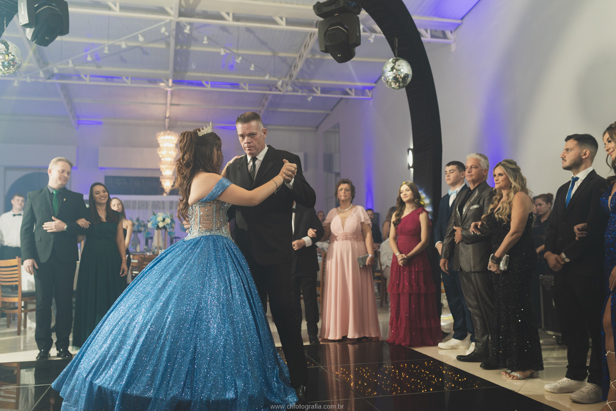 Isabelle dançando valsa com o seu tio no 101 Hall Eventos – Fotógrafo de 15 anos em Hortolândia