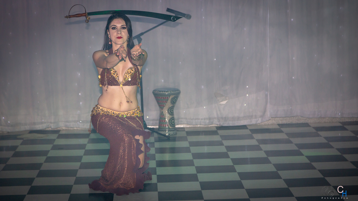 Fotos de dança arabe foto com espada