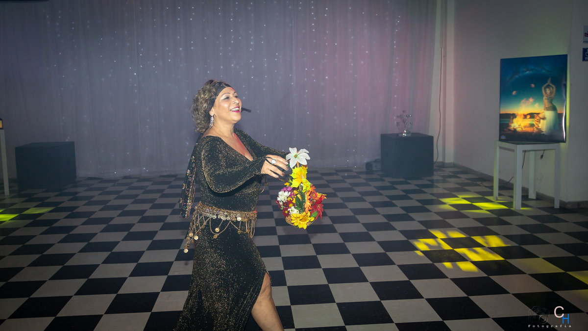 Fotos de dança arabe, dança com flores 