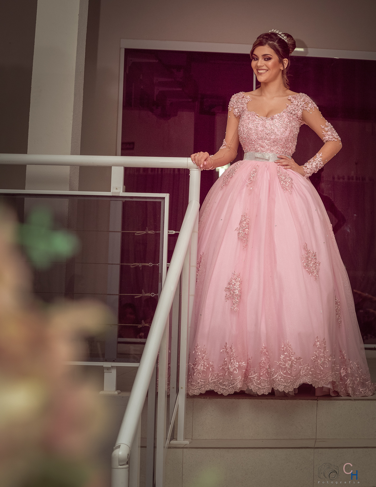 Foto de vestido de debutante, debutante descendo escada