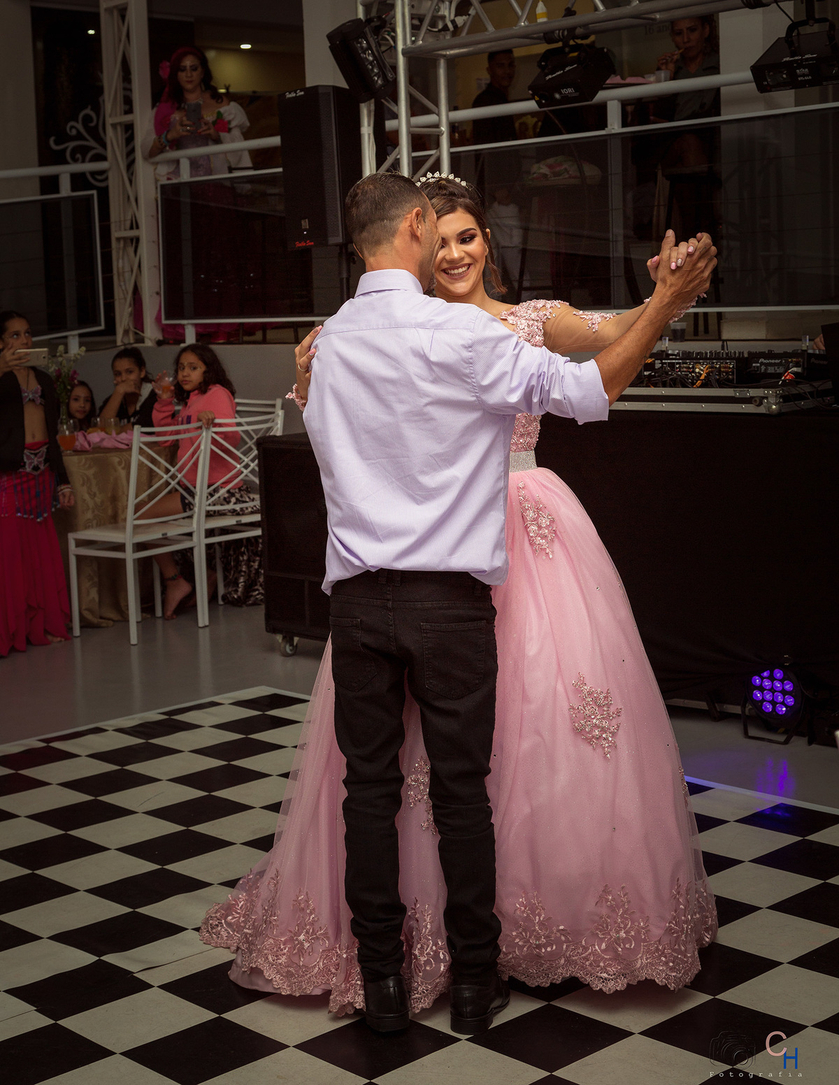 Foto de vestido de debutante, debutante descendo escada, debutante dançando valsa com o pai
