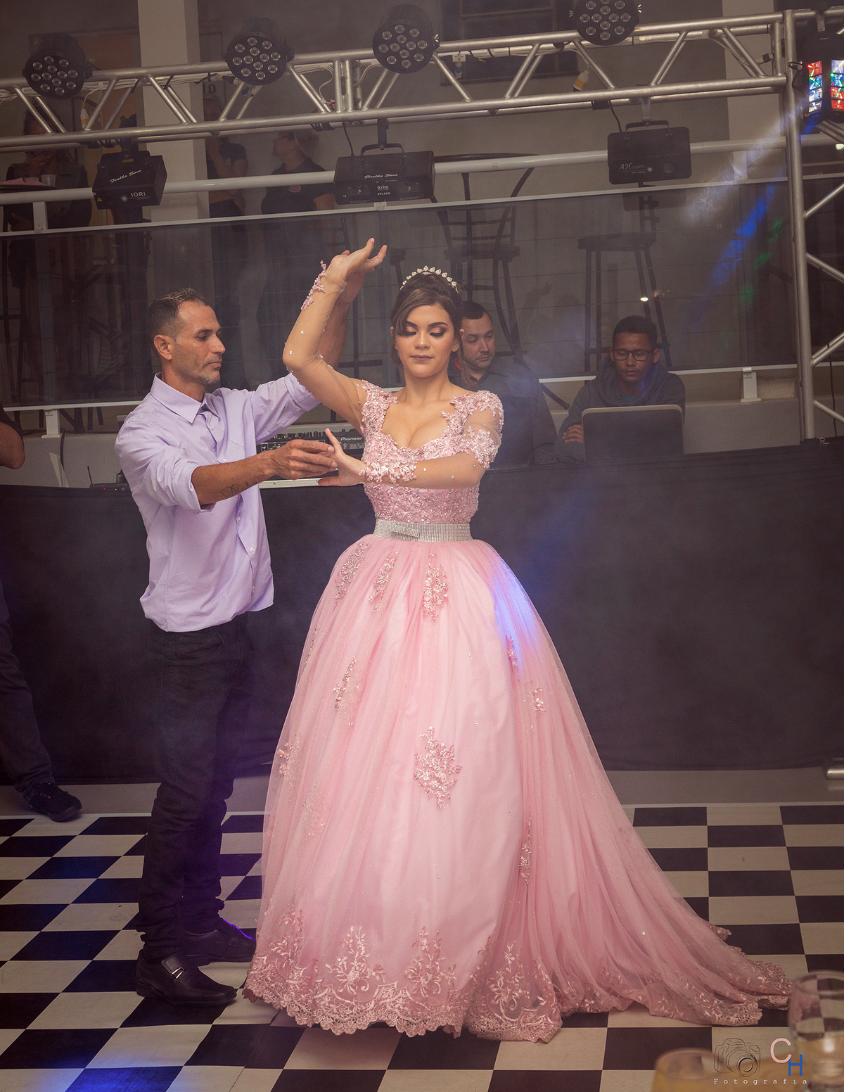 Foto de vestido de debutante, debutante descendo escada, debutante dançando valsa com o pai
