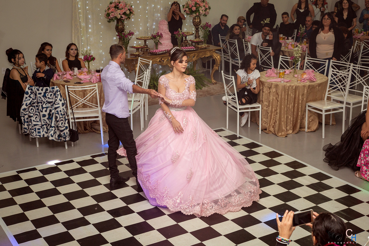 Foto de vestido de debutante, debutante descendo escada, debutante dançando valsa com o pai
