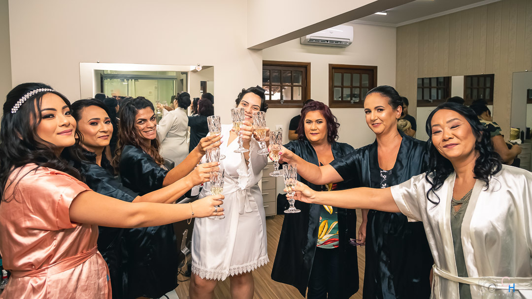 Fotos do making off da noiva, fotos da noiva se arrumando, fotos da noiva minutos antes do casamento, foto da noiva tomando champanhe com as madrinhas 