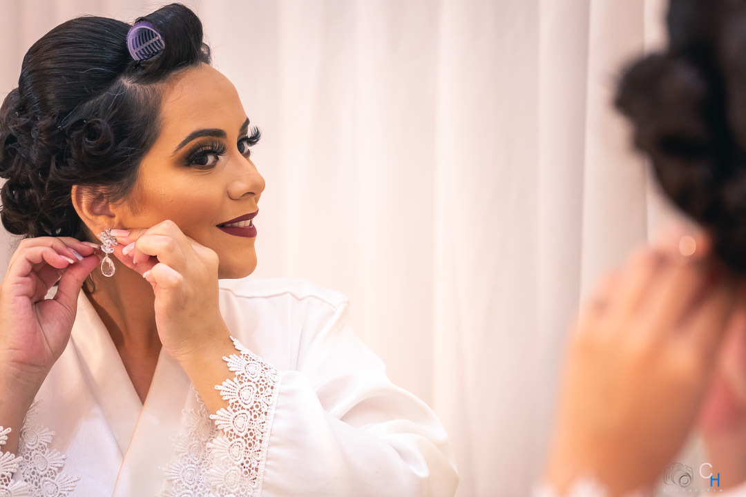 Fotos do making off da noiva, fotos da noiva se arrumando, fotos da noiva minutos antes do casamento