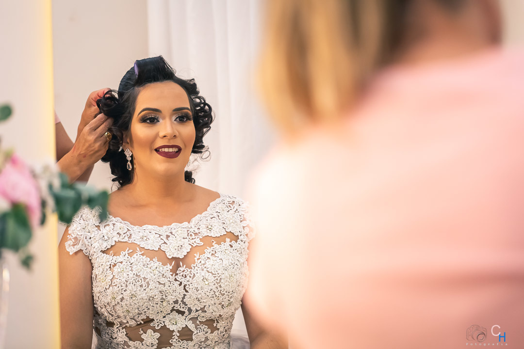 Fotos do making off da noiva, fotos da noiva se arrumando, fotos da noiva minutos antes do casamento
