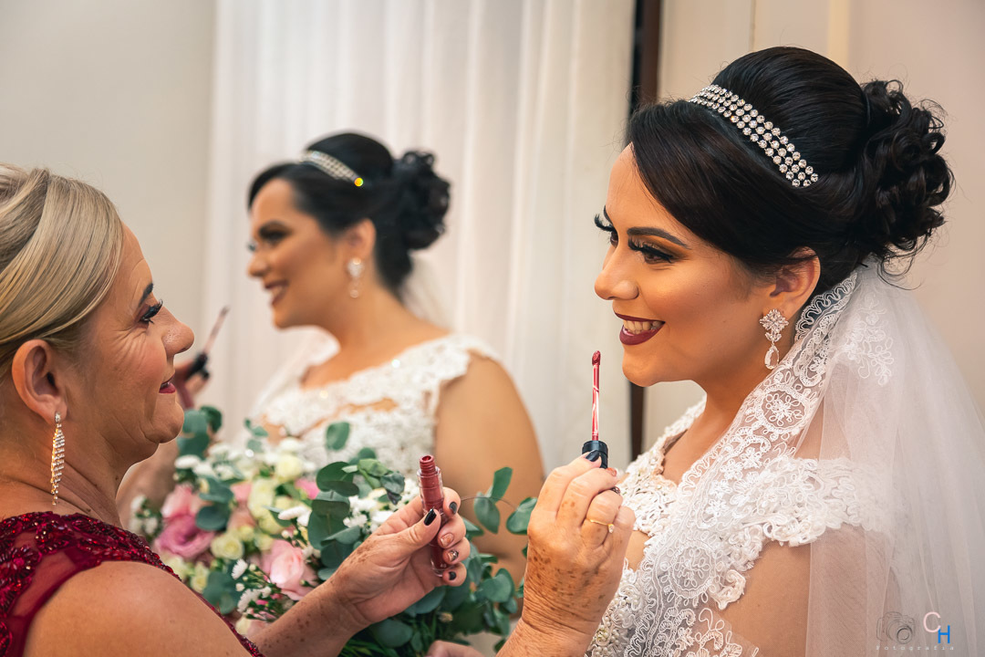 Fotos do making off da noiva, fotos da noiva se arrumando, fotos da noiva minutos antes do casamento