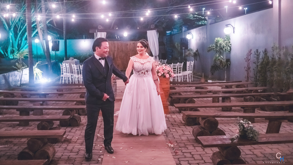 Fotos de casamento, noivos saindo  7 OPÇÕES FESTAS 