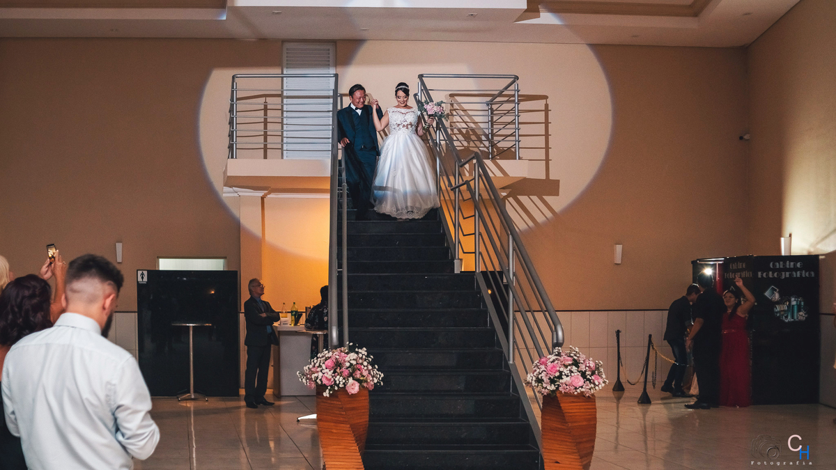 Fotos de casamento noivos na descendo a escada 7 OPÇÕES FESTAS 