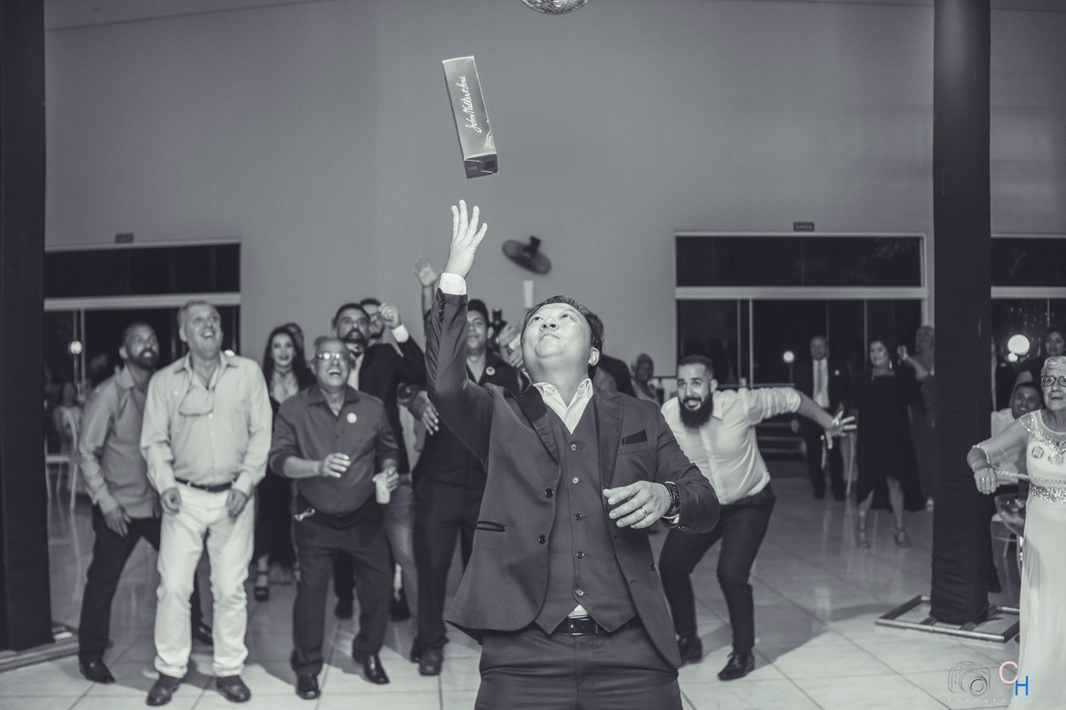 Fotos do noivos jogando whisky, casamento no 7 OPÇÕES FESTAS 