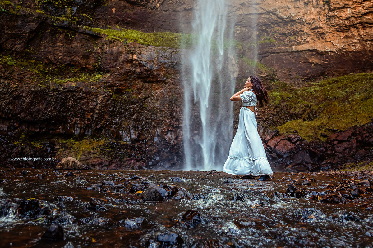 noiva na cachoeira na Fazenda Saltão