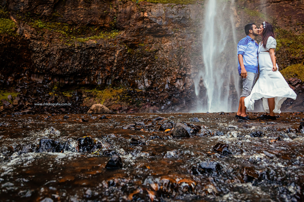 Ensaio de casal  na cachoeira na Fazenda Saltão