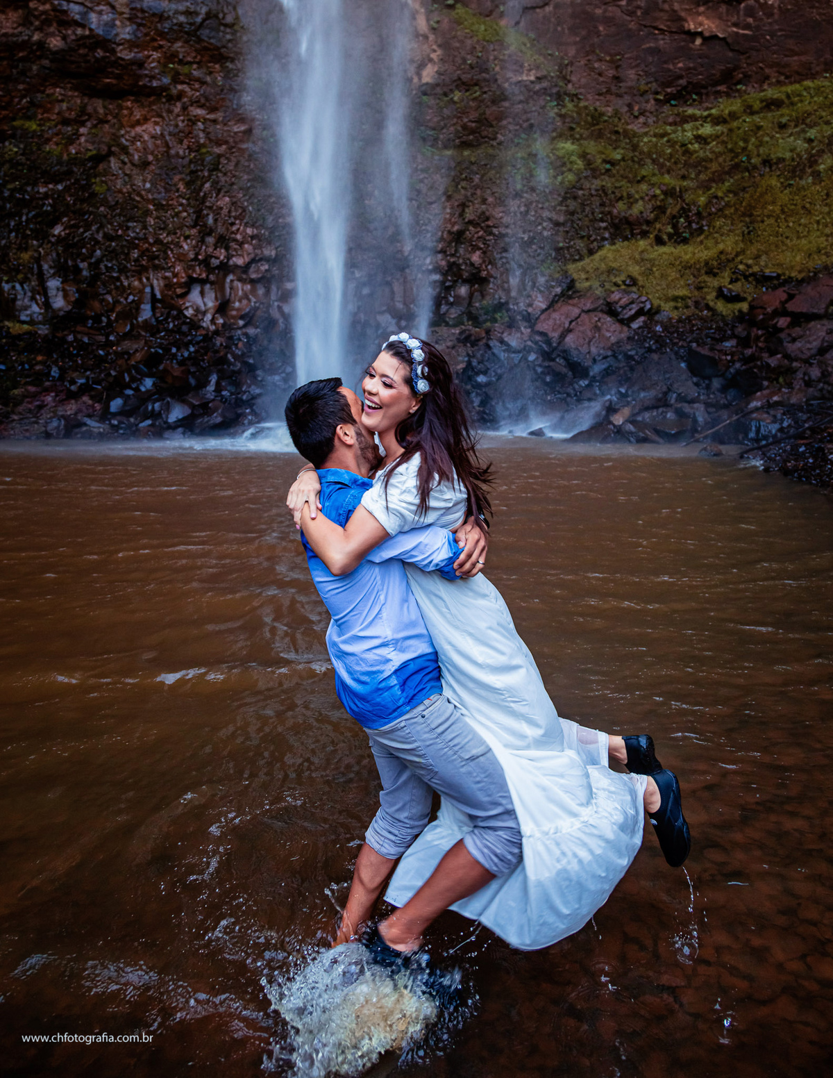 Casal brincando no ensaio de casal  na cachoeira na Fazenda Saltão
