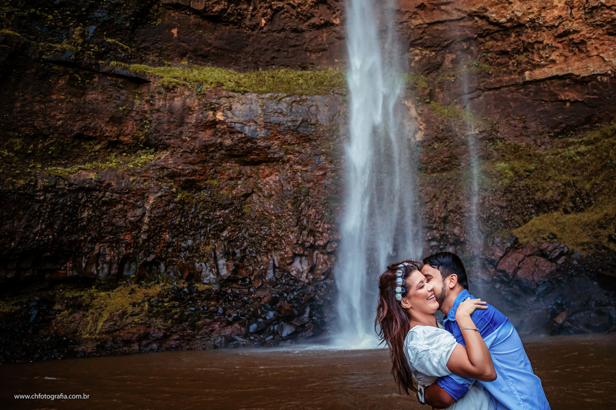 Casal brincando no ensaio de casal  na cachoeira na Fazenda Saltão