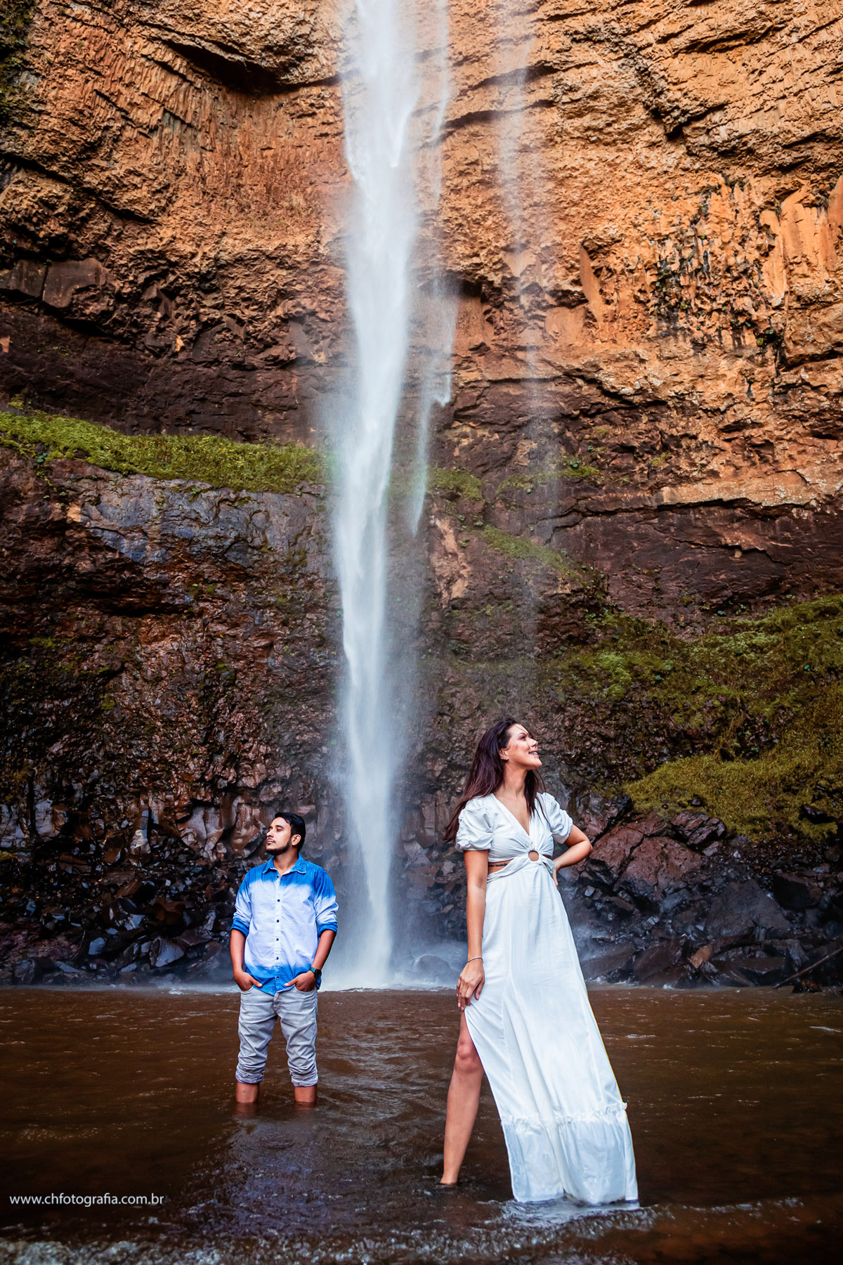 Casal brincando no ensaio de casal  na cachoeira na Fazenda Saltão