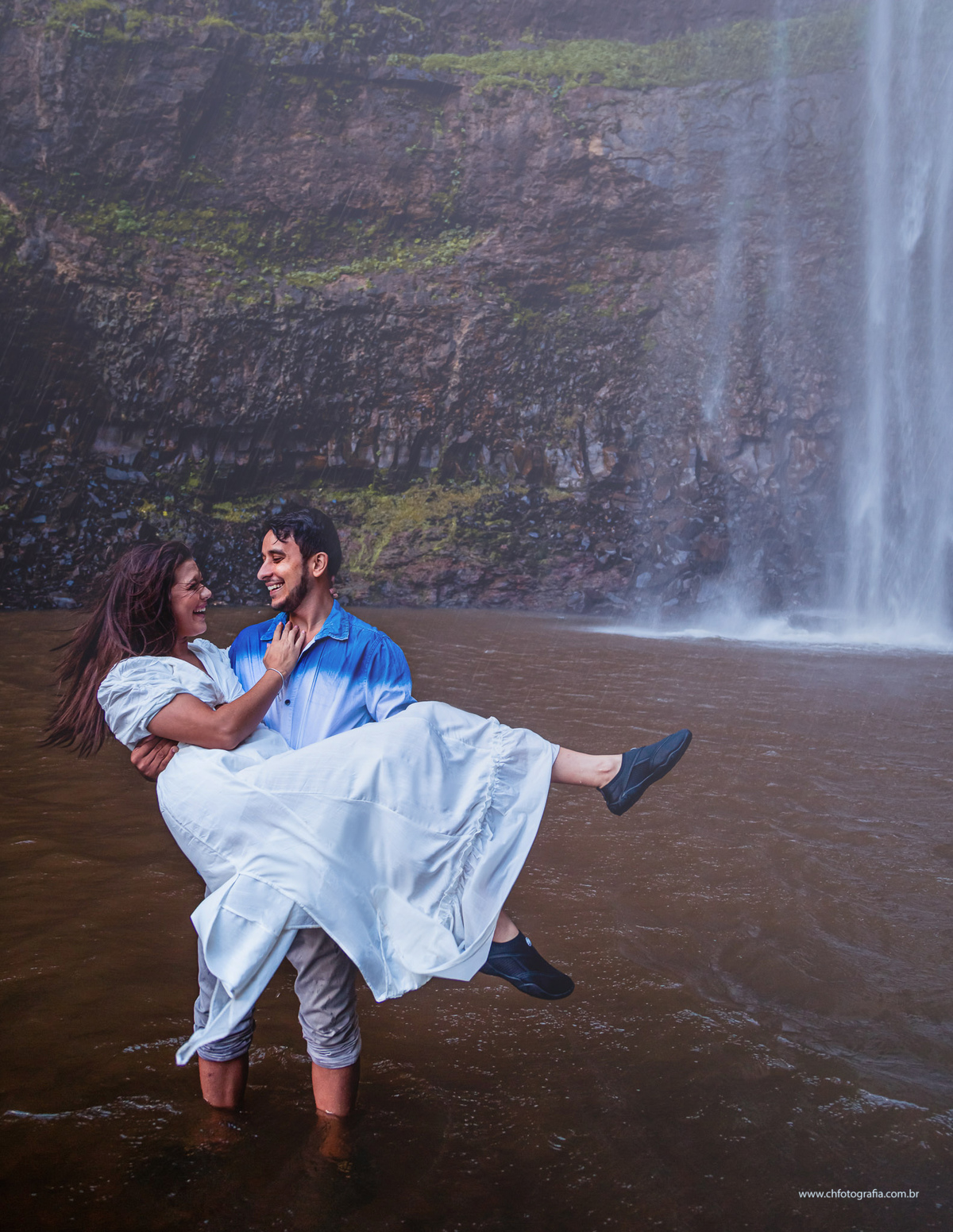 noiva segurando a noiva no ensaio de casal  na cachoeira na Fazenda Saltão