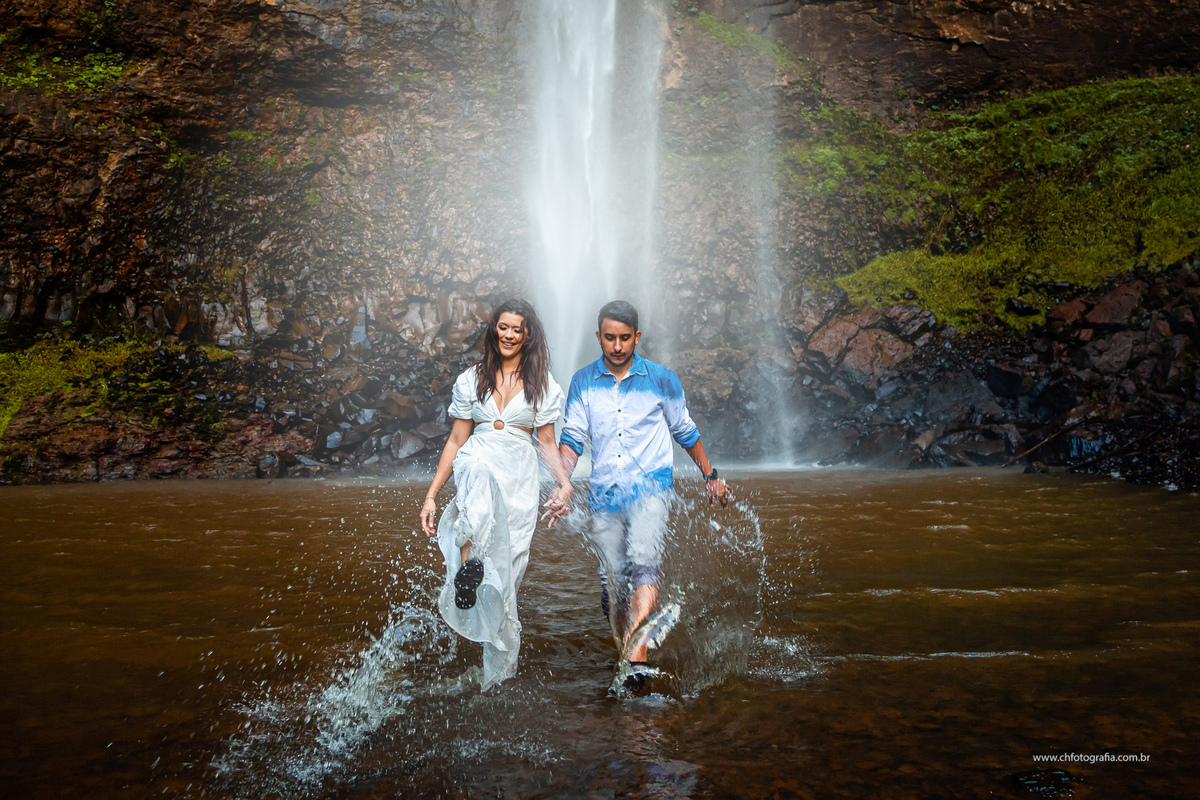 noivos jogando agua no ensaio de casal  na cachoeira na Fazenda Saltão