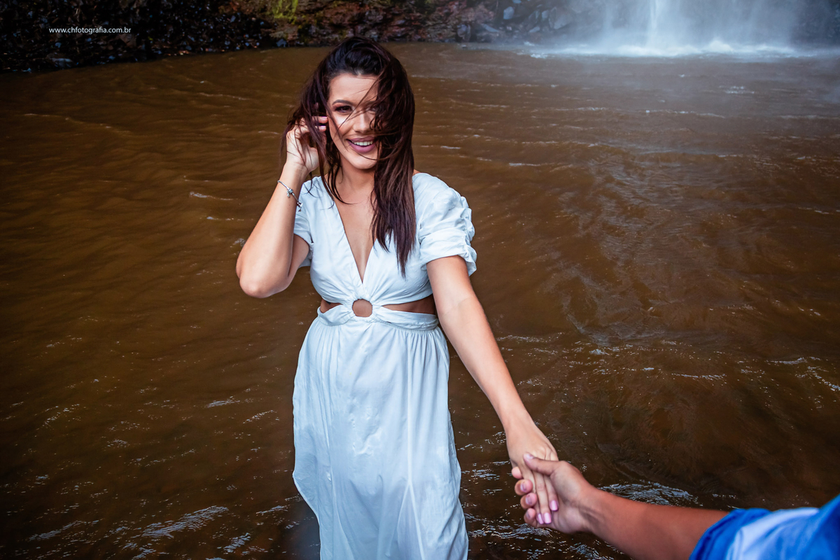 Ensaio de casal  na cachoeira na Fazenda Saltão
